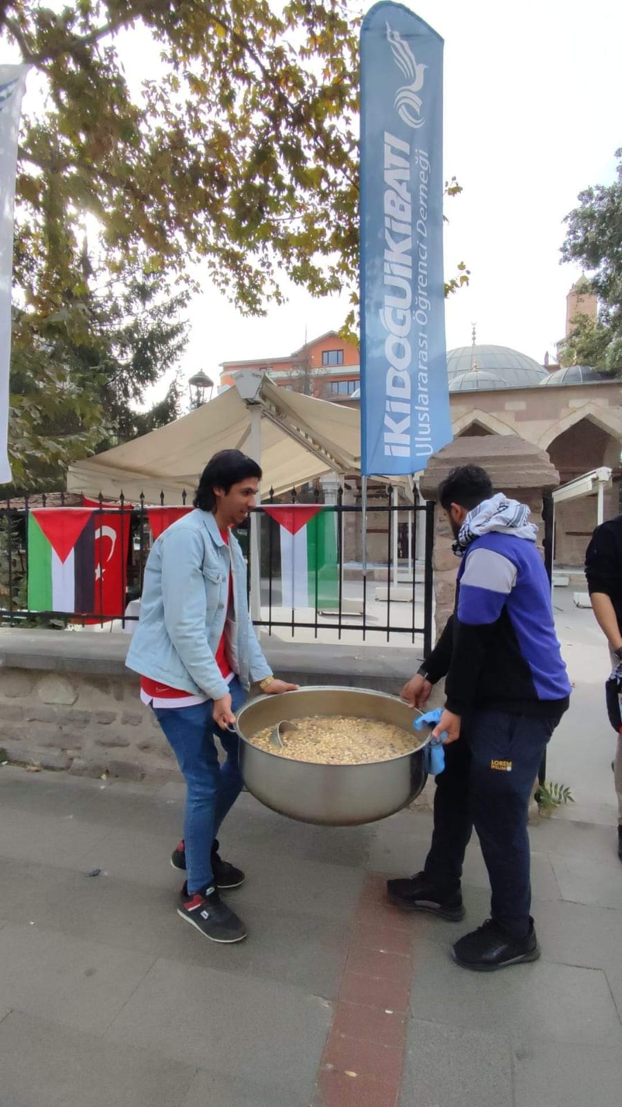 İki Doğu İki Batı’dan Filistinli Öğrencilere Destek Kermesi