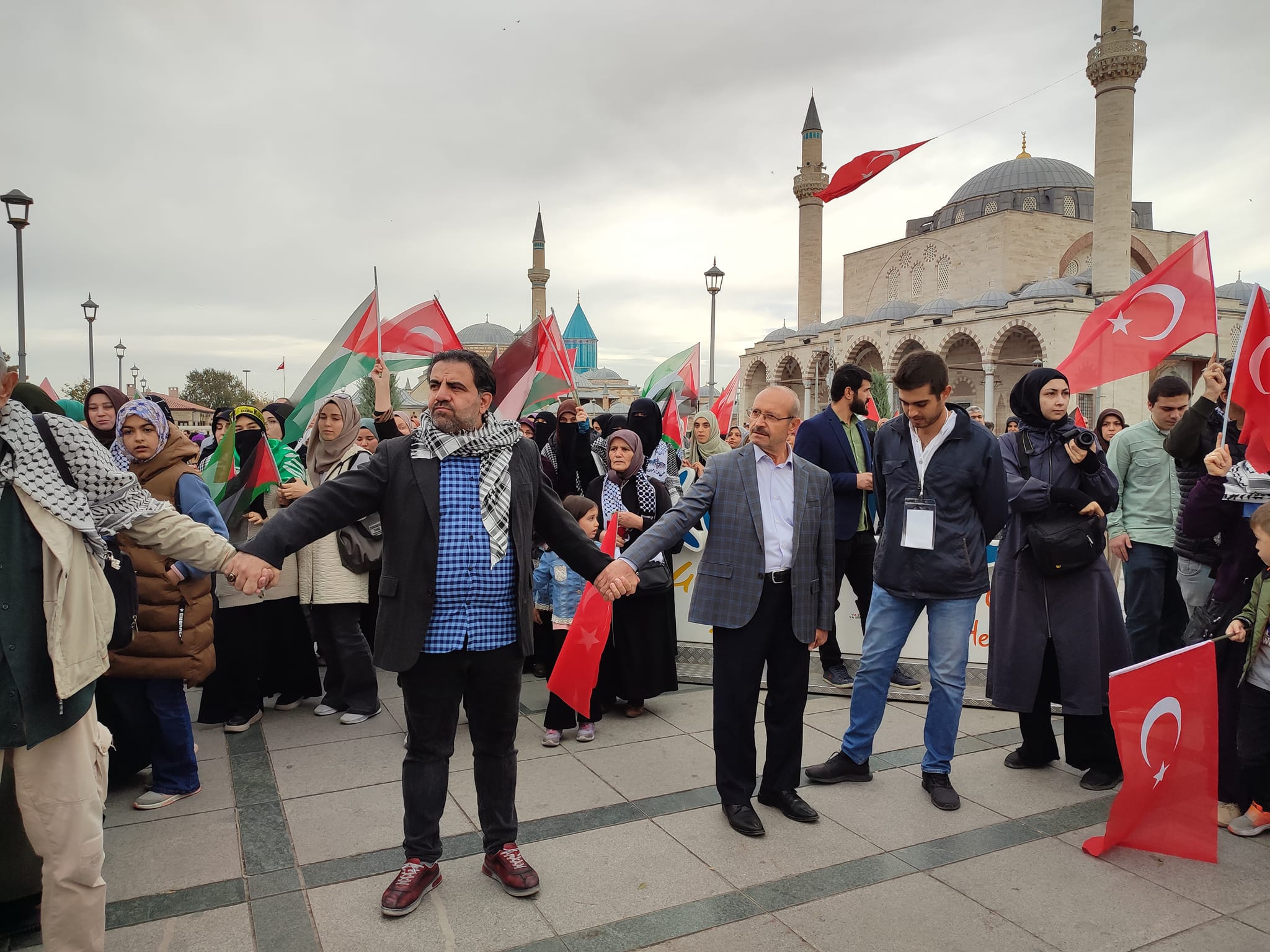 Uluslararası Öğrencilerimiz Filistin'e destek için oluşturulan insan zincirine katıldı